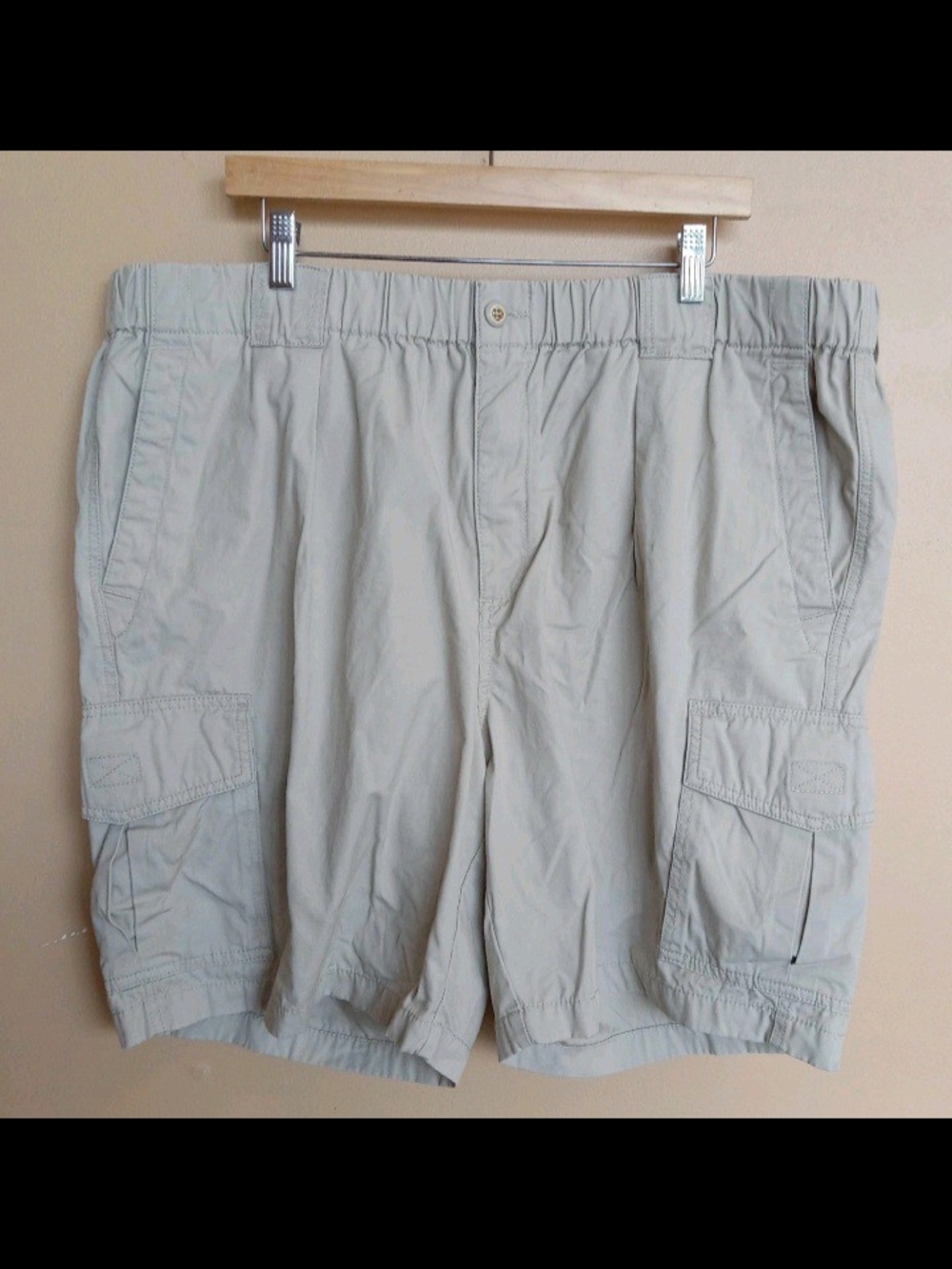 Tommy Bahama Cargo Shorts in Light Beige